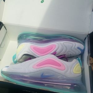 Womans size 6.5 Nike Airmax 720